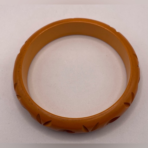 Vintage Bakelite Butterscotch Deep Carved Design Bangle Bracelet Orange Tone - Picture 8 of 8